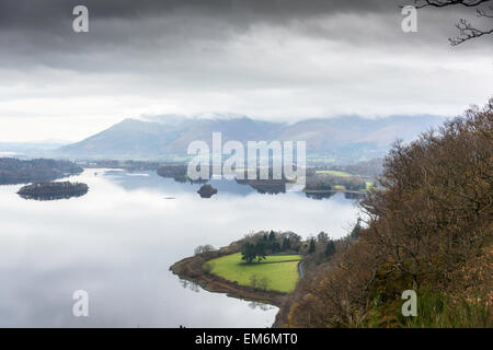 Blick vom Lodor Falls Lookout - über Derwent Water in Richtung Keswick und Bassenthwaite Lake in der Ferne. Stockfoto