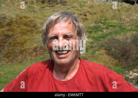 Glücklich lächelnde Gesicht eines älteren Mannes trägt ein rotes T-Shirt in ländlichen Landschaft Wales UK KATHY DEWITT Stockfoto