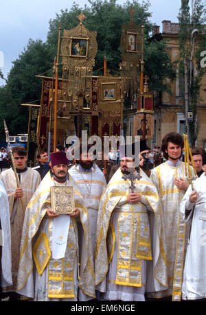 Russisch-orthodoxe Priester führen eine Prozession während ein Segen von Don Cossacks in der Himmelfahrt Kathedrale in Nowotscherkassk, Russland. Die Männer beteiligen sich an dem jährlichen Treffen der Kosaken Festival der Einheiten aus Russland. Stockfoto