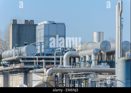 Serie von Rohren und Behältern einer chemischen Anlage Stockfoto