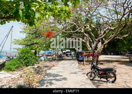 Weg entlang des Strandes in Fort Kochi, Kerala Indien Stockfoto