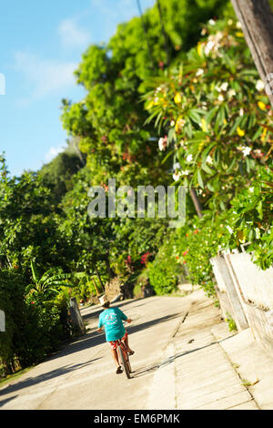 Französisch-Polynesien, Tahiti, Hochzeitsreise, einheimische Frauen Biken auf der Main Street. Stockfoto