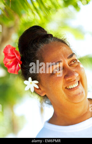 Französisch-Polynesien, Tahiti, Hochzeitsreise, einheimische Frauen mit Blumen. Stockfoto