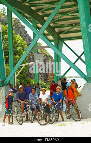 Französisch-Polynesien, Tahiti, Hochzeitsreise, junge Schuljungen mit Fahrrädern. Stockfoto