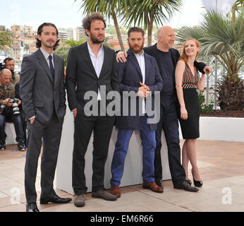 CANNES, Frankreich - 19. Mai 2012: LtoR: Shia LaBeouf, Jason Clarke, Tom Hardy, Regisseur John Hillcoat & Jessica Chastain an den Fototermin für ihren neuen Film 'Lawless', im Wettbewerb auf dem 65. Festival de Cannes. 19. Mai 2012 Cannes, Frankreich Stockfoto