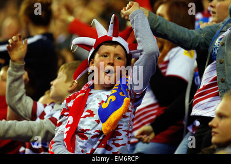 Wigan, England. 16. April 2015. Super League-Rugby. Wigan Warriors im Vergleich zu Warrington Wölfe. Fans feiern, nachdem ein Versuch Kredit erzielt wurde: Action Plus Sport/Alamy Live News Stockfoto