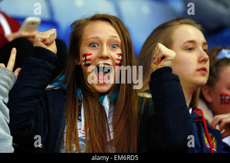 Wigan, England. 16. April 2015. Super League-Rugby. Wigan Warriors im Vergleich zu Warrington Wölfe. Fans feiern nach Wigan einen Versuch Credit score: Action Plus Sport/Alamy Live News Stockfoto