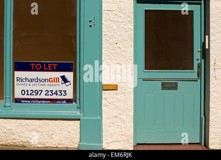 Foto von "Lassen Sie" Zeichen in einem Schaufenster in Fore Street Bier East Devon England UK Stockfoto