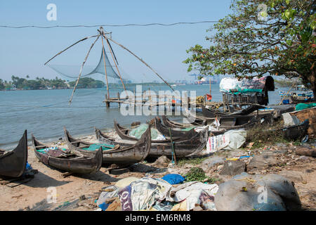 Berühmten chinesischen Fischernetze am Strand mit Fischerbooten in Fort Kochi, Kerala Indien Stockfoto