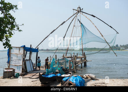 Berühmten chinesischen Fischernetze am Strand mit Fischerbooten in Fort Kochi, Kerala Indien Stockfoto