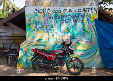 Wandbild und ein Motorrad in Fort Kochi, Kerala Indien Stockfoto