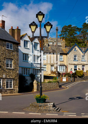 Ein Blick auf Bier-Kreuz in Bier East Devon England UK zeigt die dreifache Lampenschirm Straßenleuchte Stockfoto