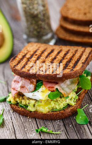 Sandwich mit Avocado und pochiertem Ei Stockfoto