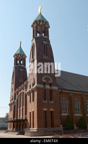 rote Backsteinkirche mit Glocke Türme, Türme und Fronteinstieg in Saint Paul Jugendstil Architektur gegen blauen Himmel Stockfoto