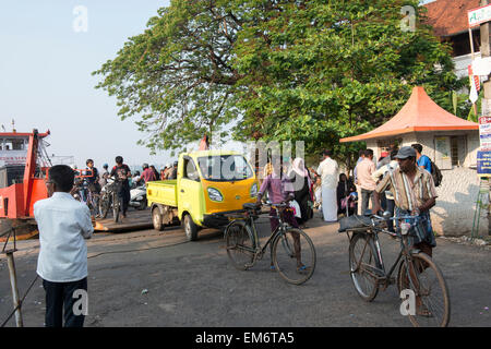 Menschen, die ein Fahrgast aussteigen Fähre in Fort Kochi, Kerala Indien Stockfoto