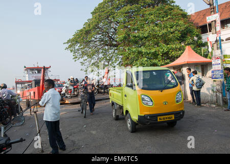 Menschen, die ein Fahrgast aussteigen Fähre in Fort Kochi, Kerala Indien Stockfoto