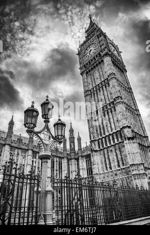 Big Ben und dem goldenen und grünen Laterne. London ist wahrhaft magische Stadt in England. Die zeitlose Architektur zeichnet sich durch m Stockfoto