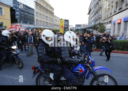 Athen, Griechenland. 16. April 2015. Delta erzwingen Polizisten Rückzug auf ihren Bikes, nachdem sie umgeben und von Umstehenden verbal angegriffen wurde. Gewalt brach zwischen Polizei und anarchistischen Unterstützer der griechischen Hungerstreikenden in Athen. Die Auseinandersetzungen außerhalb der besetzten Pfarrhaus von der Universität von Athen begann und später nach Protest März im Bereich Exarchia. Stockfoto