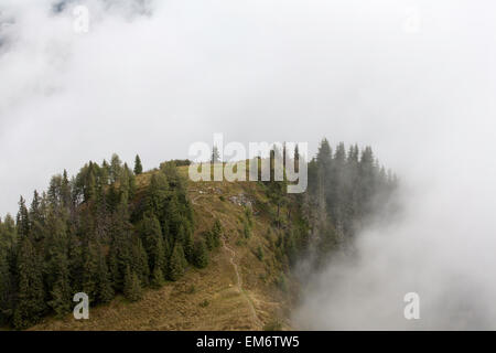 Wolke zieht vorbei über den Grat und den Pfad auf dem Maiskogel über in der Nähe von Zell am See Kaprun bin sehen Pinzgau Salzbergerland Österreich Stockfoto