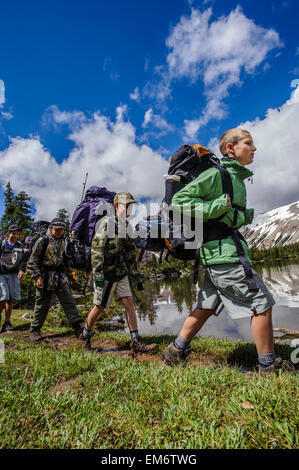 Jungen wandern vorbei Spider Lakeon eine sechs-Tage Rucksack Reise durch hohe Uintas Wildnis Bereich Uintas Range, Utah Stockfoto