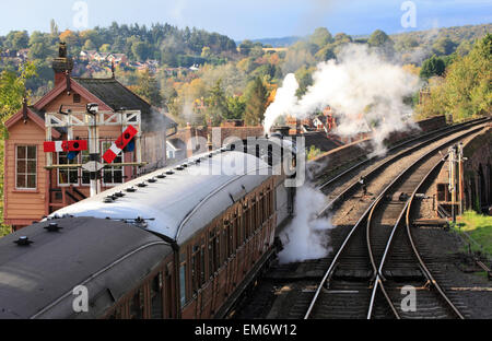 Abfahrbereit bereitet ein Personenzug, Kopf in den Severn Valley, Bewdley, Severn Valley Railway, Worcestershire, Engla Stockfoto