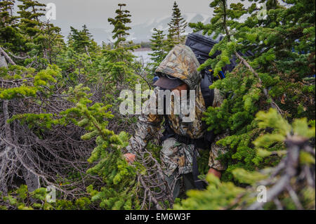 Jungen überqueren Bäche, Schneefelder und warten den Regen während einer Rucksack-Reise in die hohe Uintas Wilderness Area, Uintas Range, Utah Stockfoto