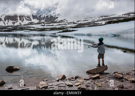 Jungen Fischen im Lake Superior während eine sechs-Tage-Rucksack Reise durch hohe Uintas Wildnis Bereich Uintas Range, Utah Stockfoto