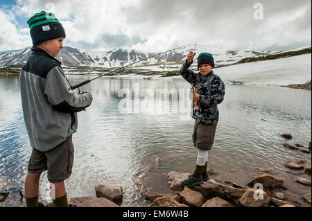 Jungen Fischen im Lake Superior während eine sechs-Tage-Rucksack Reise durch hohe Uintas Wildnis Bereich Uintas Range, Utah Stockfoto