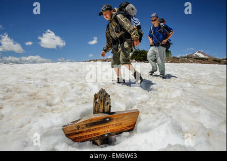 Jungen wandern über Schnee unter Wolfram Pass auf eine sechs-Tage Rucksack Reise durch hohe Uintas Wildnis Bereich Uintas Range, Utah Stockfoto