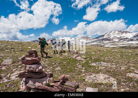 Jungen Rucksack auf und über Wolfram Pass während einer sechs-Tage-Reise durch die hohe Uintas Wilderness Area, Uintas Range, Utah Stockfoto