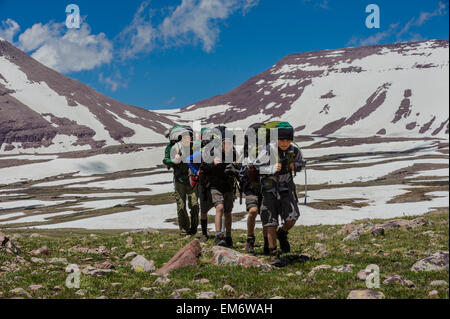 Jungen Rucksack auf und über Wolfram Pass während einer sechs-Tage-Reise durch die hohe Uintas Wilderness Area, Uintas Range, Utah Stockfoto