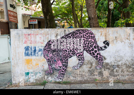 Ein rosa Leopard gemalt auf einer Wand in Fort Kochi, Kerala Indien Stockfoto