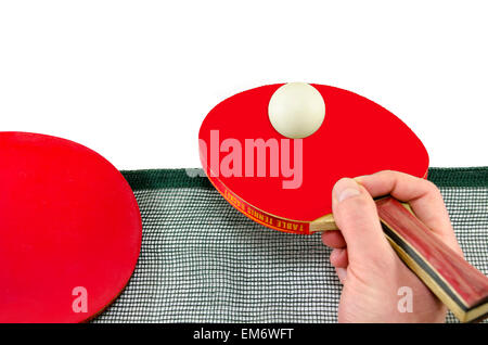 Männliche Hand, die einen Ping-Pong-Schläger und ein Tischtennisball über ein Netz, isoliert auf weiss Stockfoto