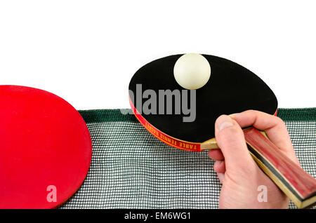 Männliche Hand, die einen Ping-Pong-Schläger und ein Tischtennisball über ein Netz, isoliert auf weiss Stockfoto