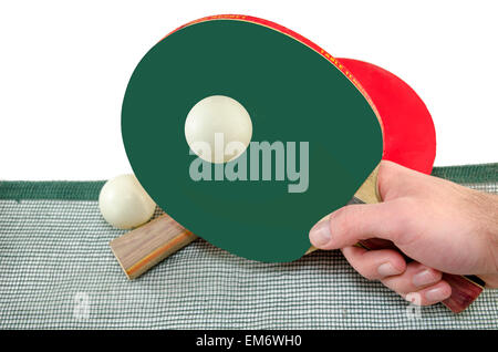 Männliche Hand, die einen Ping-Pong-Schläger und ein Tischtennisball über ein Netz, isoliert auf weiss Stockfoto