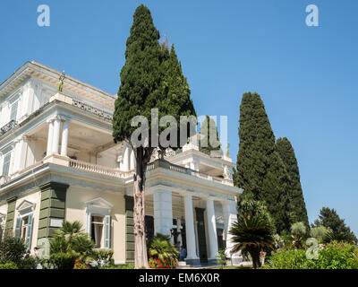 Achillion Palace Eingang zwischen Zypressen Bäumen Stockfoto