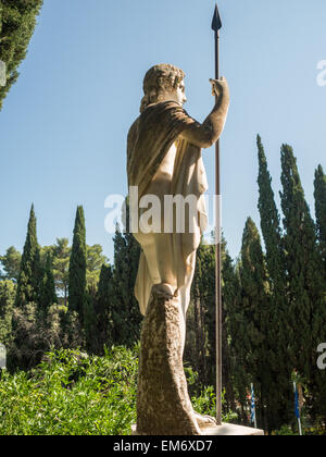 Klassische Statue und Zypressen Bäume im Garten Achillion Palace Stockfoto