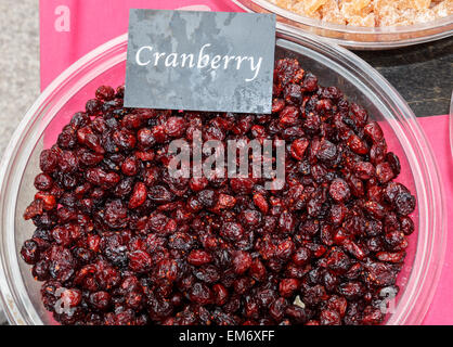 Getrocknete Cranberries zum Verkauf in einen Bauernmarkt Stockfoto