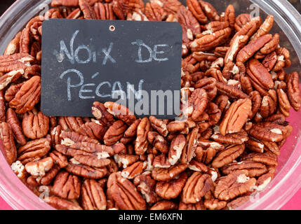 Pecan-Nuss-Kernel zum Verkauf in einem französischen Markt Stockfoto