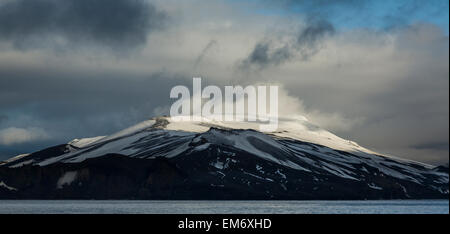 Blick auf die schneebedeckten Gipfel der Deception Island, Antarktis Stockfoto