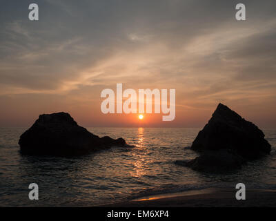 Der Sonnenuntergang über dem Meer am Strand von Kavalikefta Stockfoto