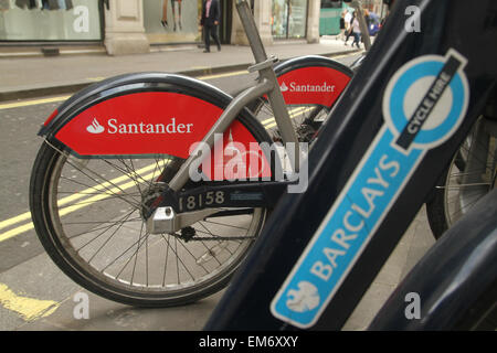 London, UK. 16. April 2015. Illustratinon von St. Pauls mit dem Santander-Fahrrad angedockt an kleinen Argyll Street, auf eines der 748 Docking-Stationen in London. Londons blau "Boris Bikes" unter einen sieben-Jahres-Sponsoring-Deal mit Santander Wert rund 7 Millionen Pfund pro Jahr, die im April 2015 begann rot lackiert. Der Service hat 11.500 Fahrräder, betrieben von 742 Stationen verteilt in der City of London und London Boroughs. Santander Zahlen £6. 25m pro Jahr für die Menschenrechte und dazu beitragen, zu fördern und wachsen die Regelung eine weitere jährliche £1m. Bildnachweis: David Mbiyu / Alamy Live News Stockfoto
