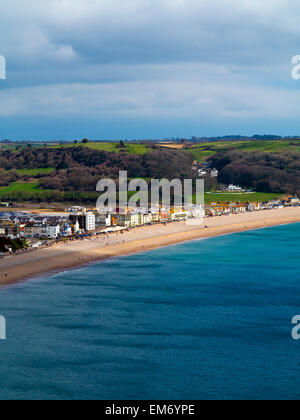 Ein Blick von den Klippen entlang der South West Coastal Path Blick auf Strand und Meer bei Seaton Devon England UK Stockfoto