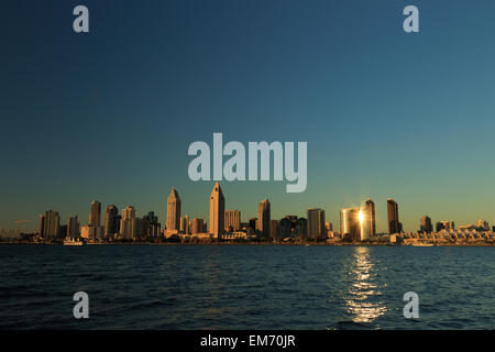 Ein Foto von der Skyline von San Diego, von Coronado kurz vor Sonnenuntergang gesehen. San Diego ist eine Stadt in Kalifornien. Stockfoto