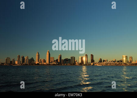 Ein Foto von der Skyline von San Diego, von Coronado kurz vor Sonnenuntergang gesehen. San Diego ist eine Stadt in Kalifornien. Stockfoto