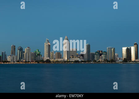 Ein Foto von der Skyline von San Diego, kurz nach Sonnenuntergang mit einer langen Belichtungszeit von Coronado gesehen. Stockfoto