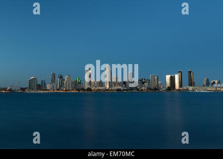 Ein Foto von der Skyline von San Diego, kurz nach Sonnenuntergang mit einer langen Belichtungszeit von Coronado gesehen. Stockfoto