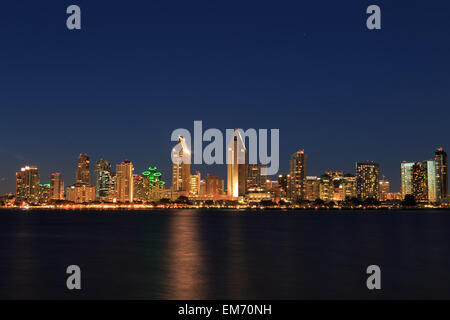 Ein Foto von der Skyline von San Diego, in der Nacht mit einer langen Belichtungszeit von Coronado gesehen. San Diego ist eine Stadt in Kalifornien. Stockfoto