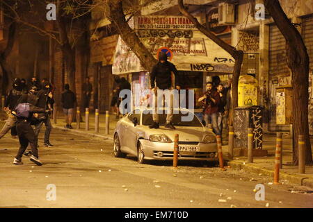 Athen, Griechenland. 16. April 2015. Ein Demonstrant steht das Dach eines geparkten Autos. Gewalt brach zwischen Polizei und anarchistischen Unterstützer der griechischen Hungerstreikenden in Athen. Die Auseinandersetzungen außerhalb der besetzten Pfarrhaus von der Universität von Athen begann und später nach Protest März im Bereich Exarchia. © Michael Debets/Pacific Press/Alamy Live-Nachrichten Stockfoto