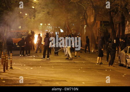 Athen, Griechenland. 16. April 2015. Demonstranten steht mitten auf der Straße vor einem brennenden Barrikade. Gewalt brach zwischen Polizei und anarchistischen Unterstützer der griechischen Hungerstreikenden in Athen. Die Auseinandersetzungen außerhalb der besetzten Pfarrhaus von der Universität von Athen begann und später nach Protest März im Bereich Exarchia. © Michael Debets/Pacific Press/Alamy Live-Nachrichten Stockfoto